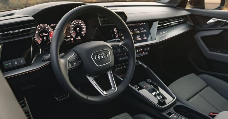 Audi A3 Sedán 2024 motor  e interior