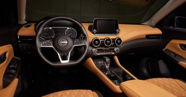 Motor e interior del Nissan Sentra 2024