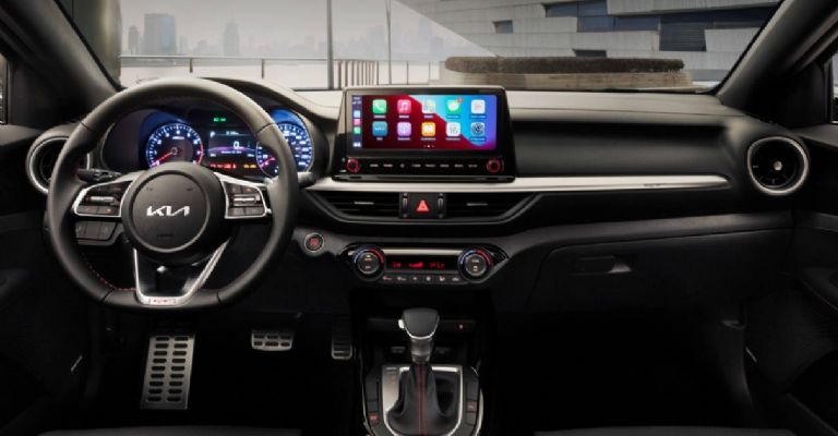 Motor e interior del Kia Forte Sedán 2024