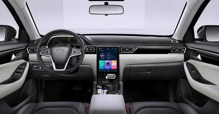 Motor e interior del JAC J7 2024