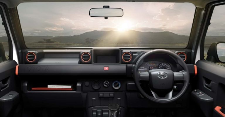 Motor e interior de la Toyota Hilux Champ 2024