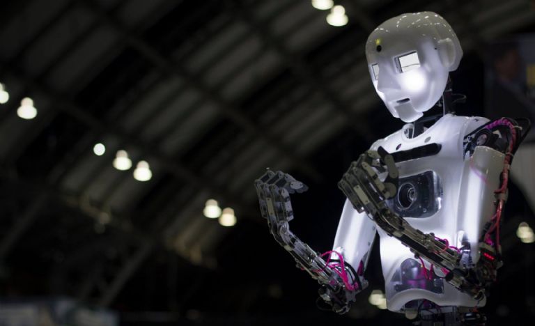 China impulsará la producción masiva de robots humanoides en 2025