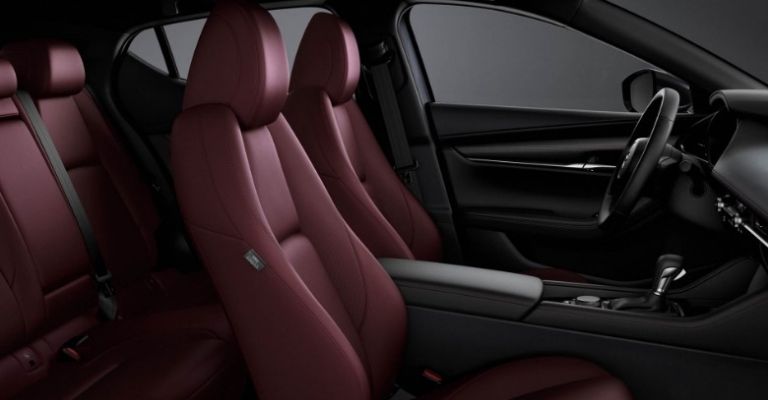 Motor e interior del Mazda 3 Sedán 2024