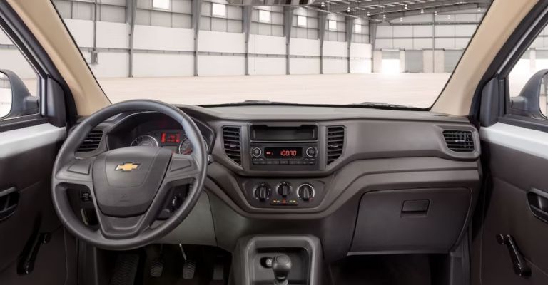 Motor e interior de la Chevrolet Tornado Van 2024