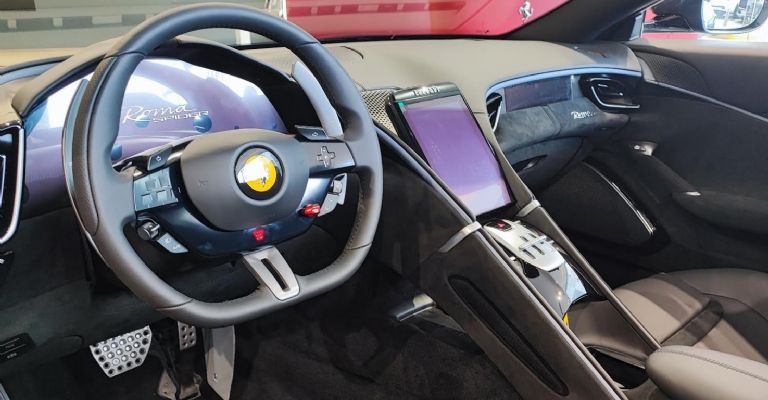 Motor e interior del Ferrari Roma Spider