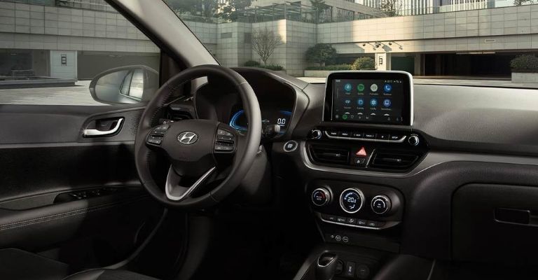 Motor e interior del Hyuundai HB20 SD 2024