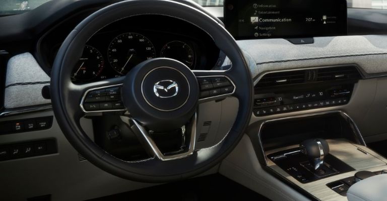 Motor e interior de la Mazda CX-90 2024