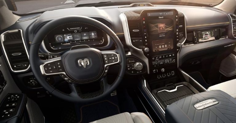 Motor e interior de la RAM 1500 2025