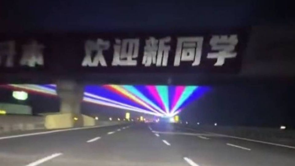 Carretera china con luces láser