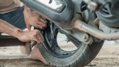 ¿Qué hacer si se te poncha una llanta de moto mientras circulas?