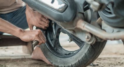 ¿Qué hacer si se te poncha una llanta de moto mientras circulas?