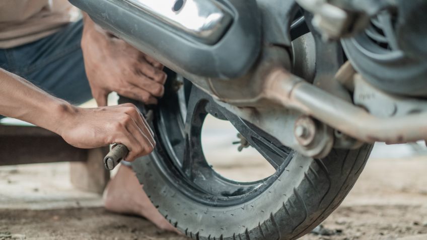 ¿Qué hacer si se te poncha una llanta de moto mientras circulas?