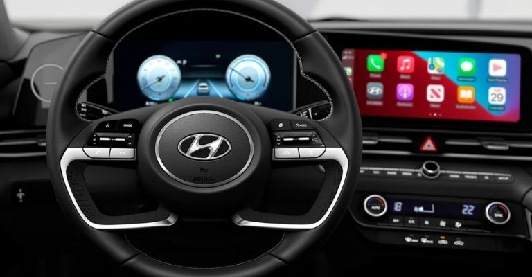 Motor e interior del Hyundai Elantra Híbrido 2024