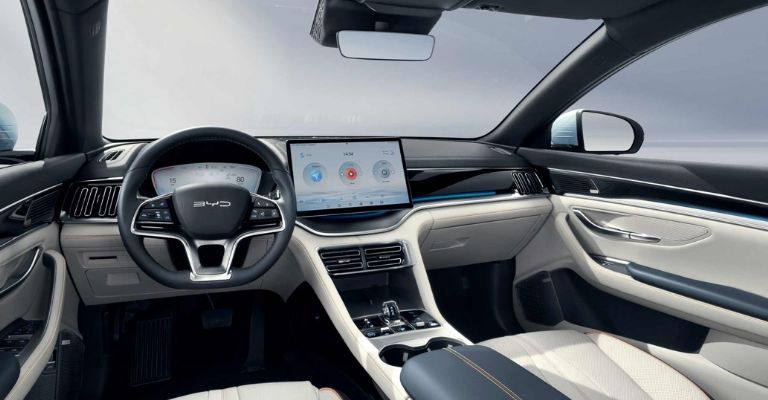 Motor e interior de la BYD Song Plus 2024