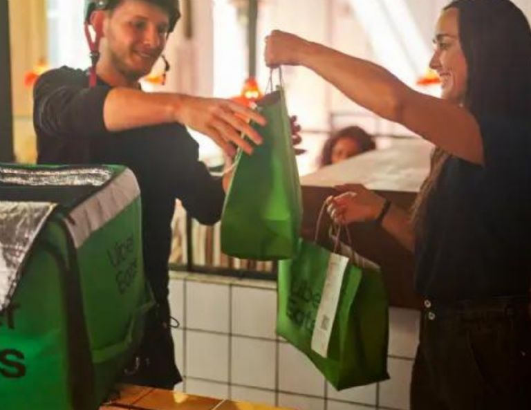 Esto puede llegar a ganar un repartidor en moto de app