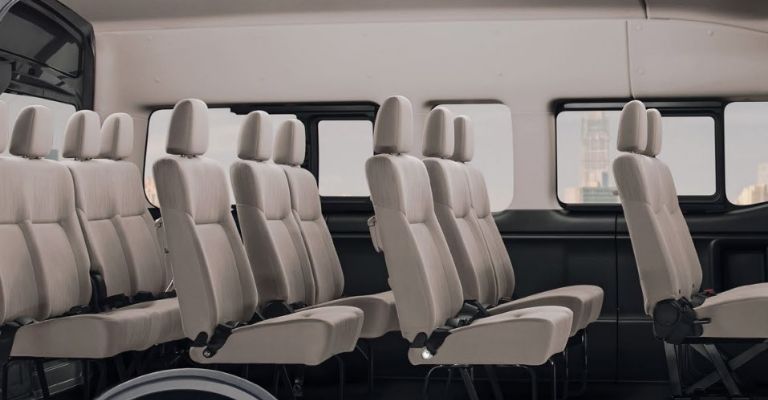 Motor e interior de la Nissan Urvan 2024