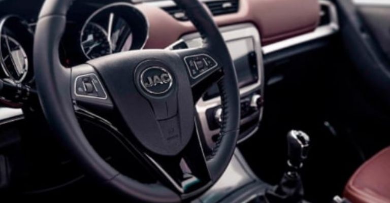 Motor e interior de la JAC Frison T8 2024