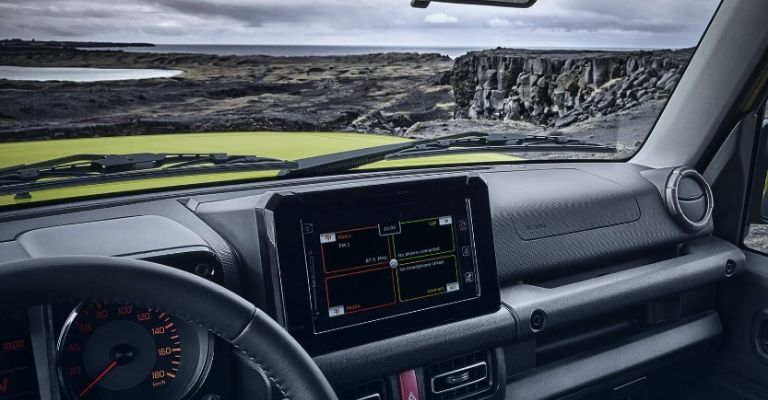 Motor e interior de la Suzuki Joimny 2024