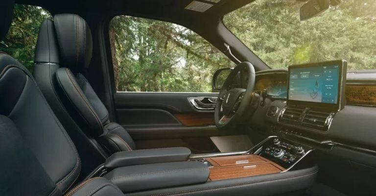Motor e interior de la Lincoln Navigator Black Label 2024