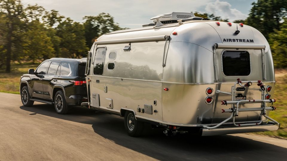 Robusta y elegante, así es como se presenta la SUV híbrida más exclusiva de Toyota.