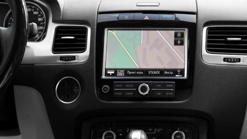 ¿Peor que tomar alcohol? Los peligros de las pantallas táctiles del auto que NO conocías