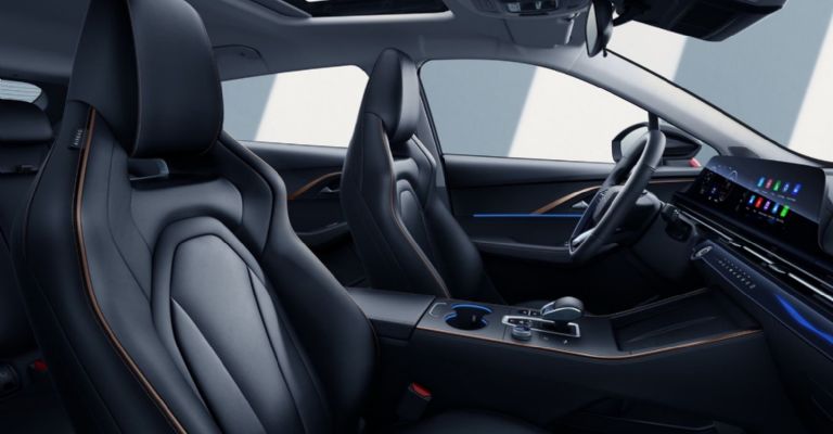 Motor e interior de la Omoda C5 2024