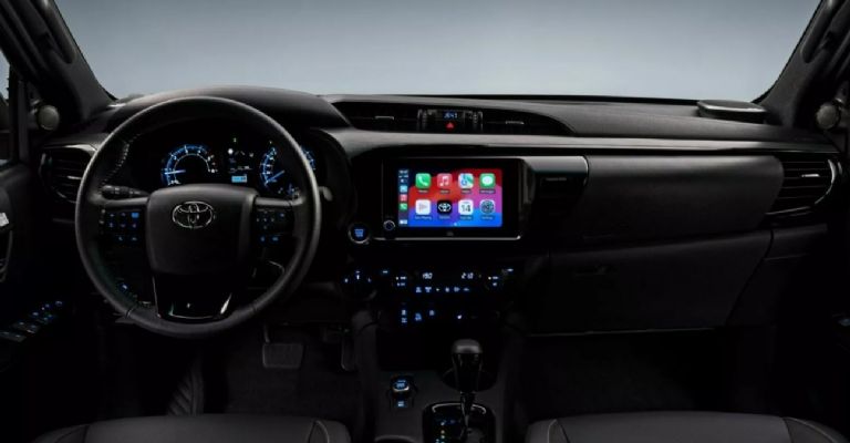 Motor e interior de la Toyota Hilux 2024