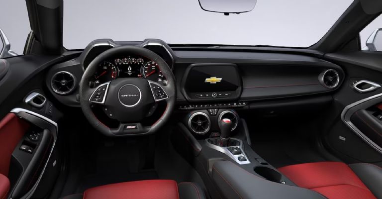 Motor e interior del Chevrolet Camaro 2024
