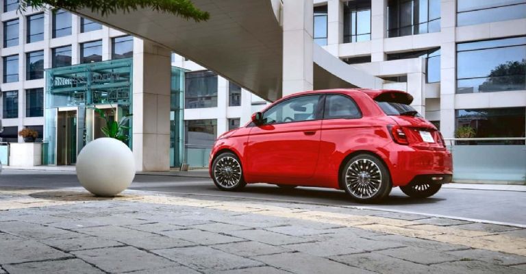 Diseño y características del FIAT 500e 2024