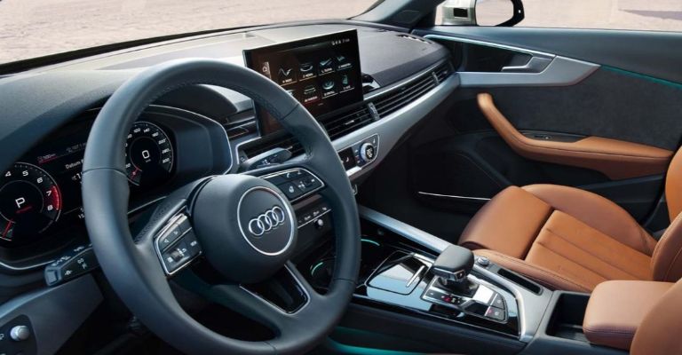 Motor e interior del Audi A4 2024