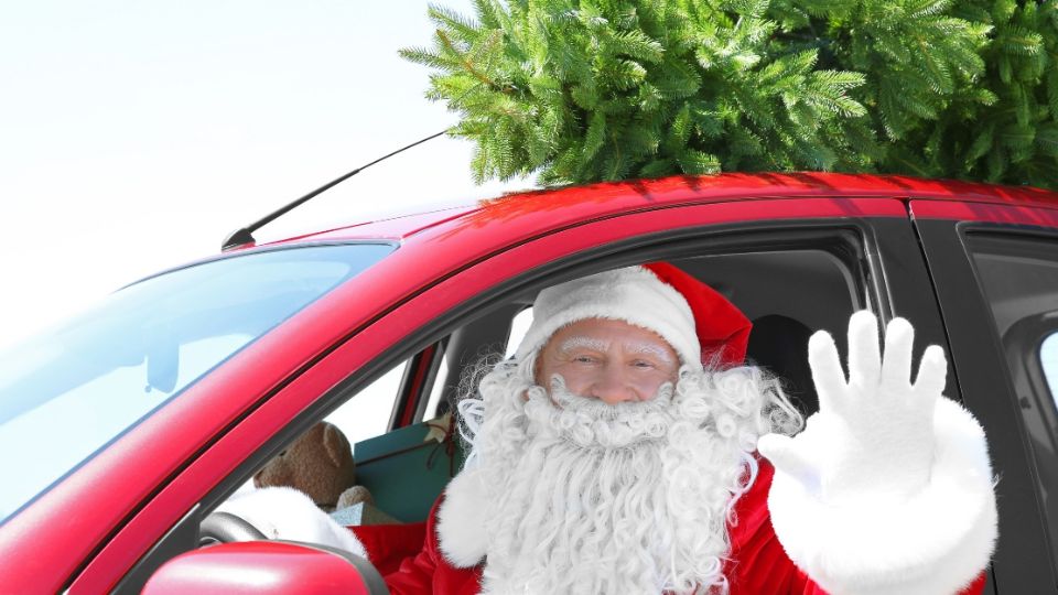 ¿Es legal llevar el árbol de Navidad en el techo del auto?