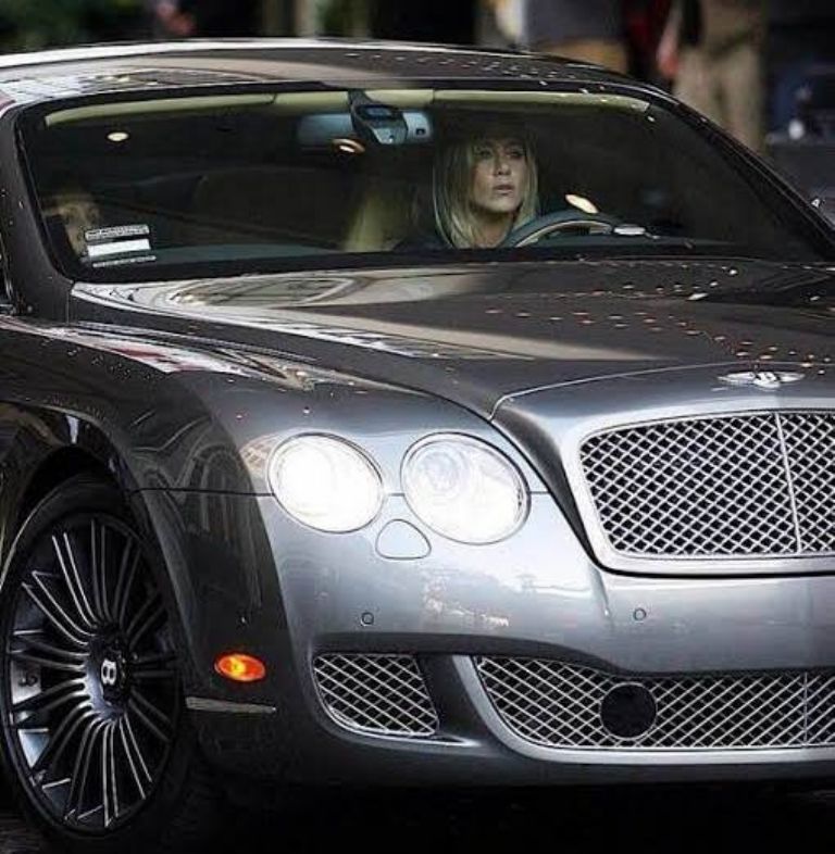 Jennifer Aniston, Actriz Jennifer Aniston, Rachel de Friends, Friends, Cumpleaños de Jennifer Aniston, Películas de Jennifer Aniston, Qué auto tiene Jennifer Aniston, Actrices más bellas de Hollywod, Estrella de Hollywood, Bentley Continental GT de Jennifer Aniston, Novia de Ross Geller en Friends