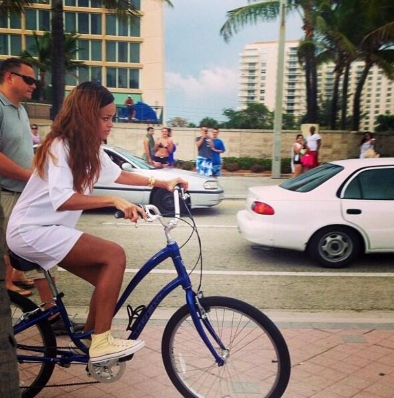 Rihanna, Show de medio tiempo del Super Bowl, Cantante de pop, Rihanna y A$AP Rocky, Domingo de Súper Tazón, Partido de futbol americano, Futbol americano, Super Bowl LVII, Philadelphia Eagles, Kansas City Chiefs, Shakira en el Super Bowl, Proyecto ciclista de Rihanna en Malawi