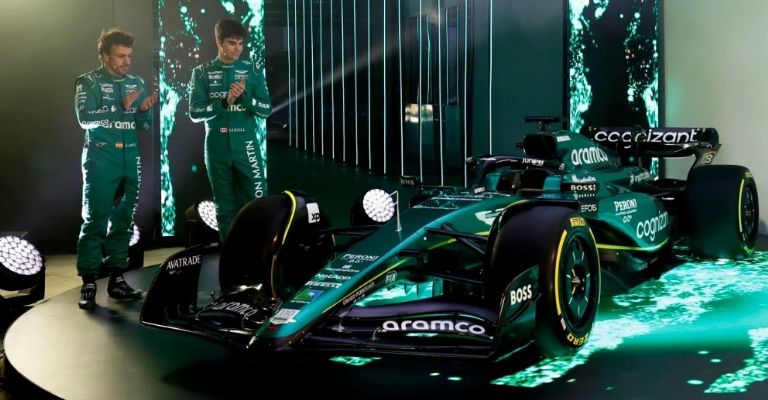 Fernando Alonso y el AMR23 de Aston Martin