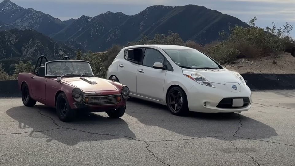 Este es un Nissan Leaf modificado con motor de motor