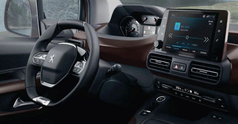 Equipamiento interior de la Peugeot Rifter 2023