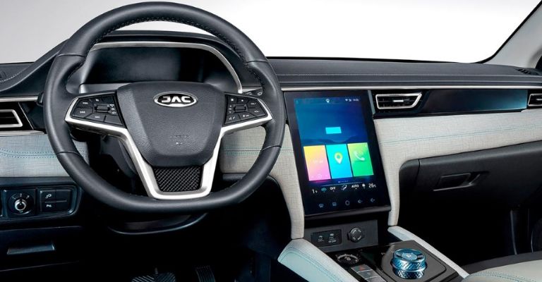 Equipamiento interior del JAC E J7 2023