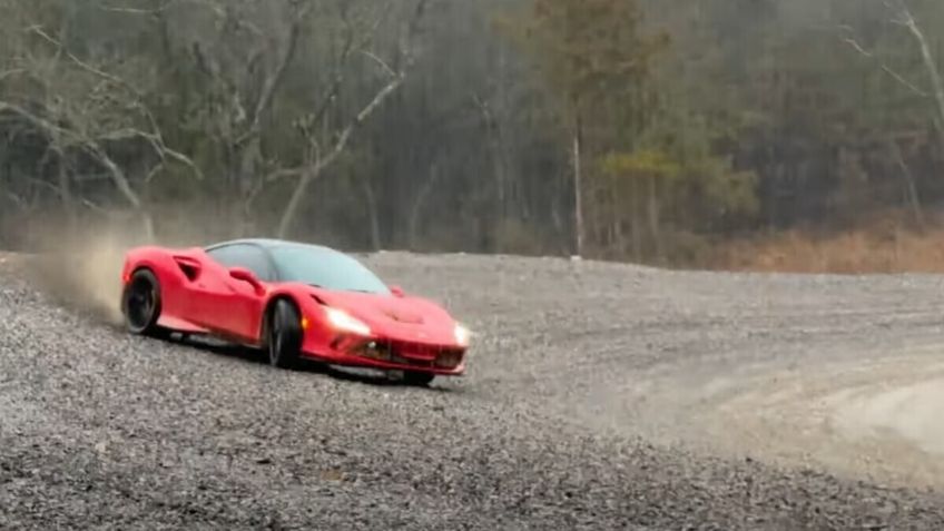 VIDEO: Ve cómo llevan por caminos todoterreno a este Ferrari F8 Tributo