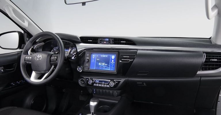 Interior de la Toyota Hilux 2023