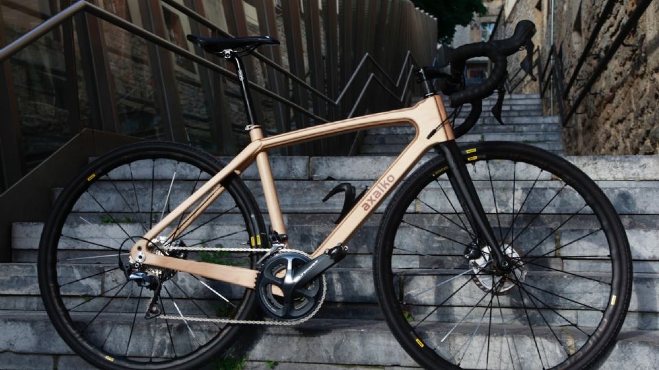 Sus exclusivas bicicletas de madera.