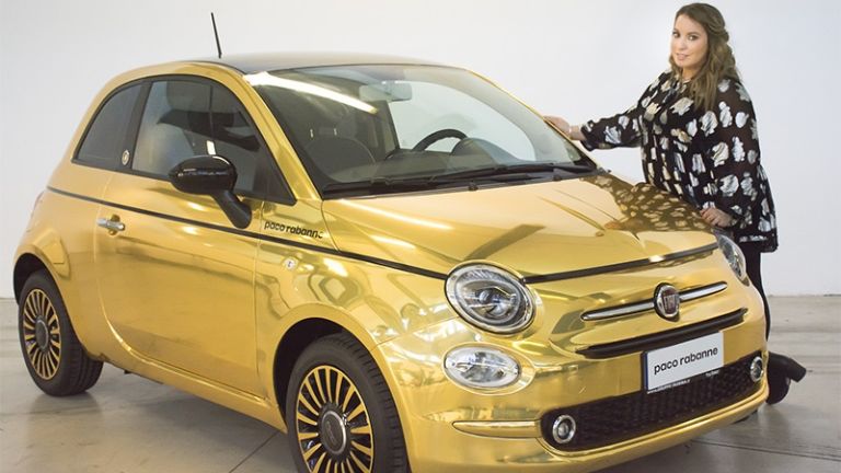 Fiat 500 Paco Rabanne, Paco Rabanne, Francisco Rabaneda Cuervo, Fragancias Paco Rabanne, Auto dorado, Ventas de moda en Italia, Firma de moda, Diseño exclusivo, Estilo italiano, Icono de la moda, Automóvil de lujo, Colaboración con Paco Rabanne