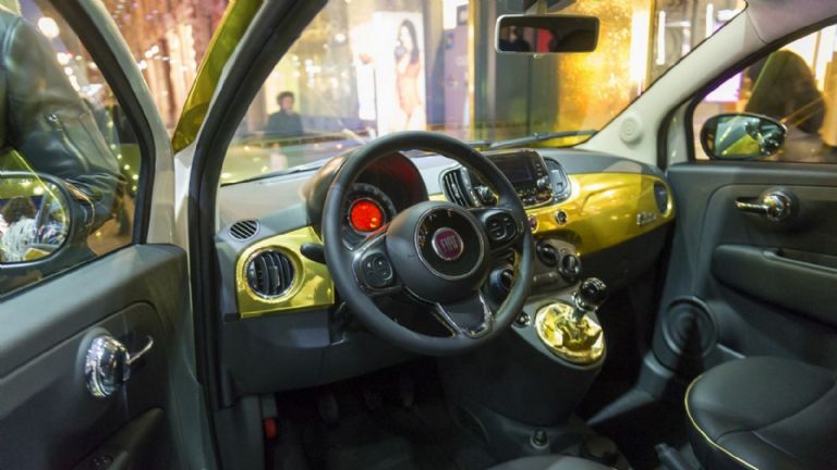 Fiat 500 Paco Rabanne, Paco Rabanne, Francisco Rabaneda Cuervo, Fragancias Paco Rabanne, Auto dorado, Ventas de moda en Italia, Firma de moda, Diseño exclusivo, Estilo italiano, Icono de la moda, Automóvil de lujo, Colaboración con Paco Rabanne