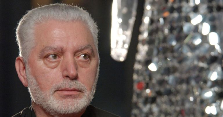 Fiat 500 Paco Rabanne, Paco Rabanne, Francisco Rabaneda Cuervo, Fragancias Paco Rabanne, Auto dorado, Ventas de moda en Italia, Firma de moda, Diseño exclusivo, Estilo italiano, Icono de la moda, Automóvil de lujo, Colaboración con Paco Rabanne