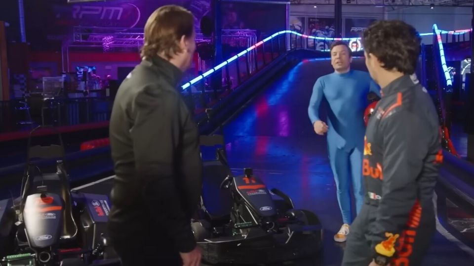 Jimmy Fallon y Checo Pérez tienen un duelo de go karts eléctricos