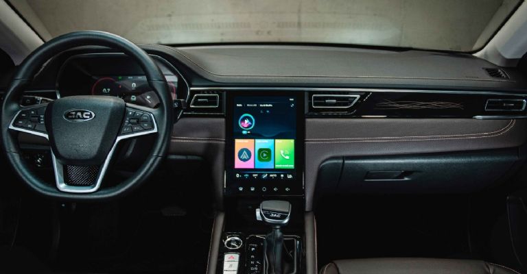 Interior del JAC J7 2023