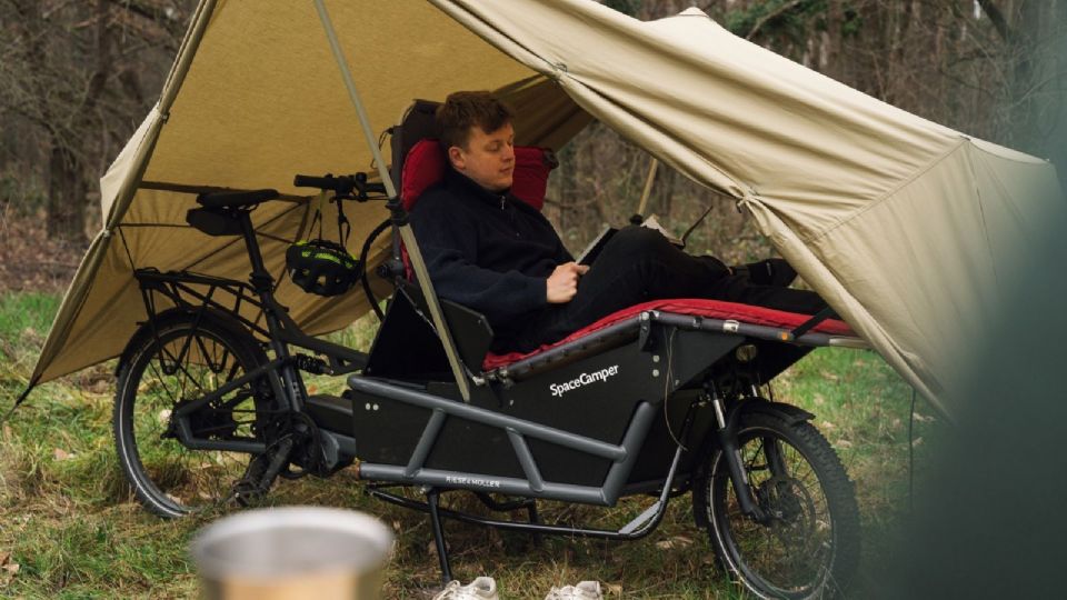 La bicicleta eléctrica de carga para salir a la naturaleza.