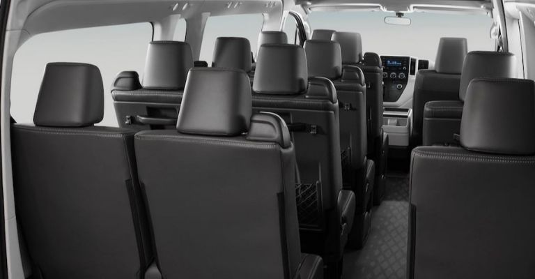 Equipamiento interior de la Toyota Hiace 2023