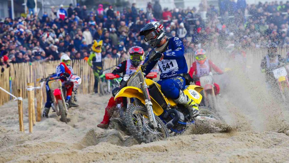 Acto antideportivo en esta clásica competencia de motociclismo de enduro.