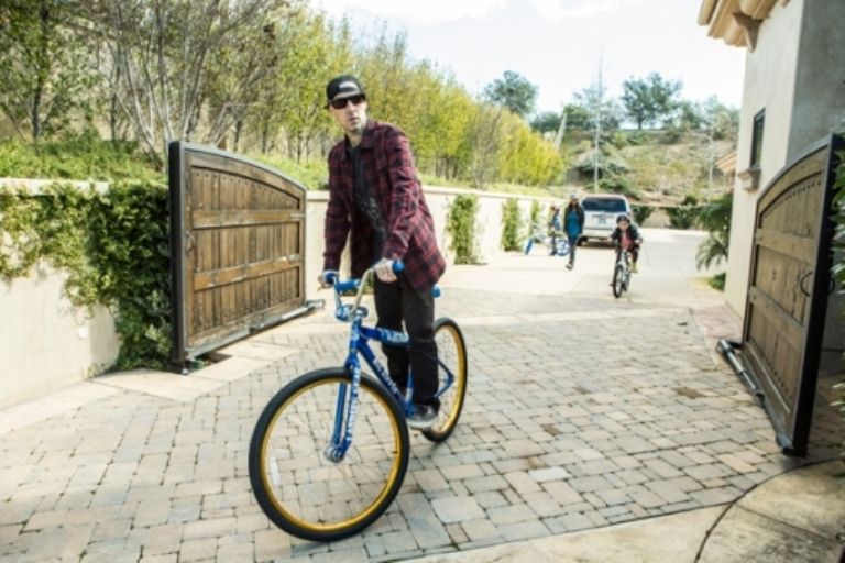 Blink 182, Punk pop, Adolescentes, Mark Hoppus, Travis Barker, Matt Skiba, Tom DeLonge, Música, Enema of the state, México, Palacio de los deportes, Fractura de Travis Barker, Blink 182 canceló sus conciertos, Bicicletas Dior