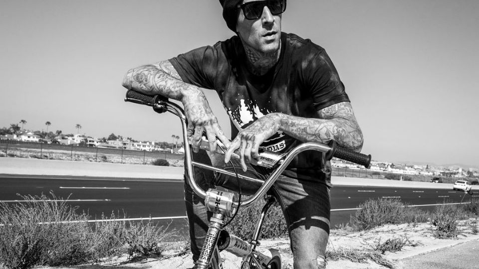 El baterista de Blink 182 en una de sus bicicletas BMX.